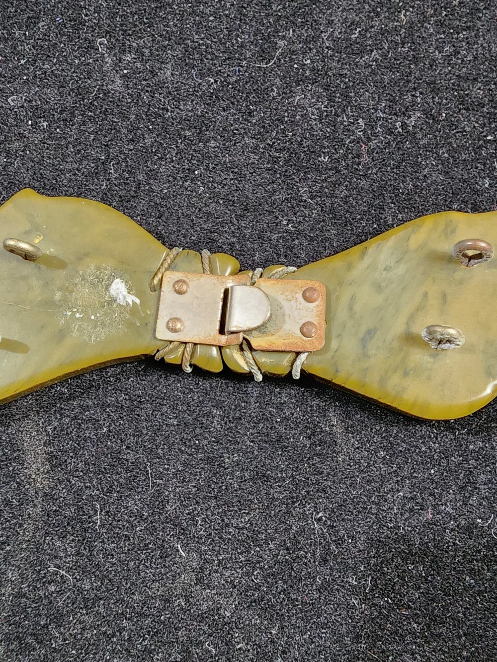 VINTAGE 40s/ 50s TESTED BAKELITE HUGE BOW BELT BUCKLE CARVED OLIVE GREEN RARE